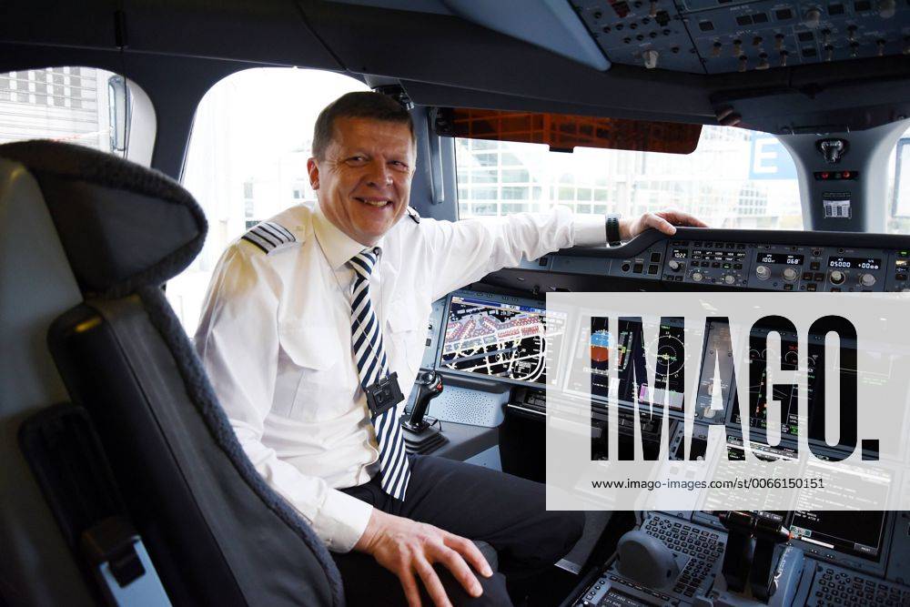 Frankfurt, Fliughafen FINNAIR präsentiert den Airbus A350 X WB (WB = extra wide body - extra breiter Rumpf) Captain Jari Tamminen in seinem Cockpit freut sich auf den flug nach Helsinki