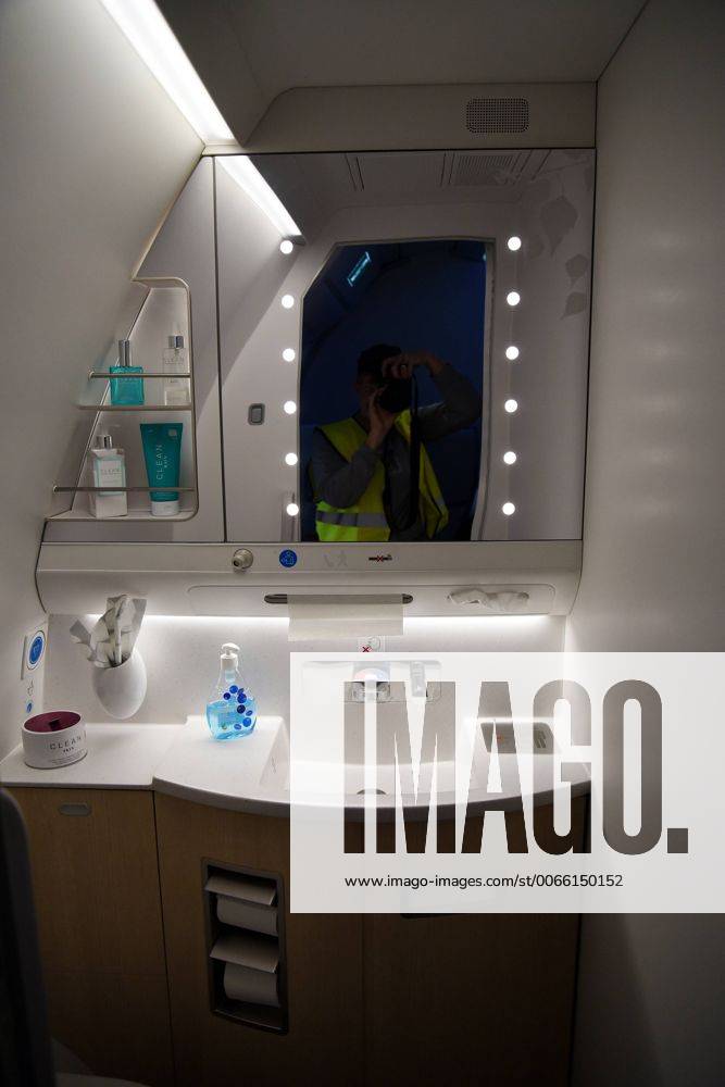 Frankfurt, Fliughafen FINNAIR präsentiert den Airbus A350 X WB (WB = extra wide body - extra breiter Rumpf) komfortabel auch die Damentoilette mit beleuchtetem Spiegel