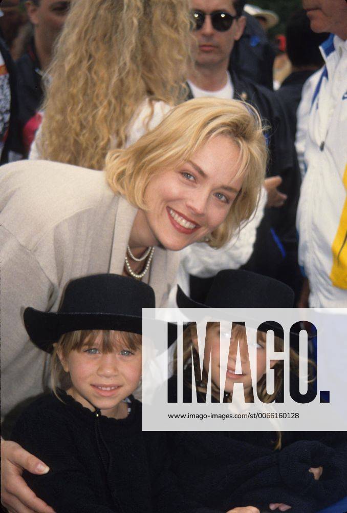 SHARON STONE Ashley and Mary Kate Olsen 1993. - ZUMAg49