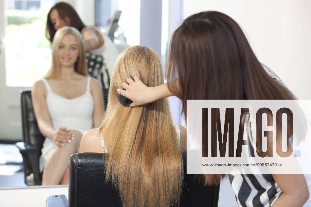 Teenage girl at hair salon model released Symbolfoto TMF000025