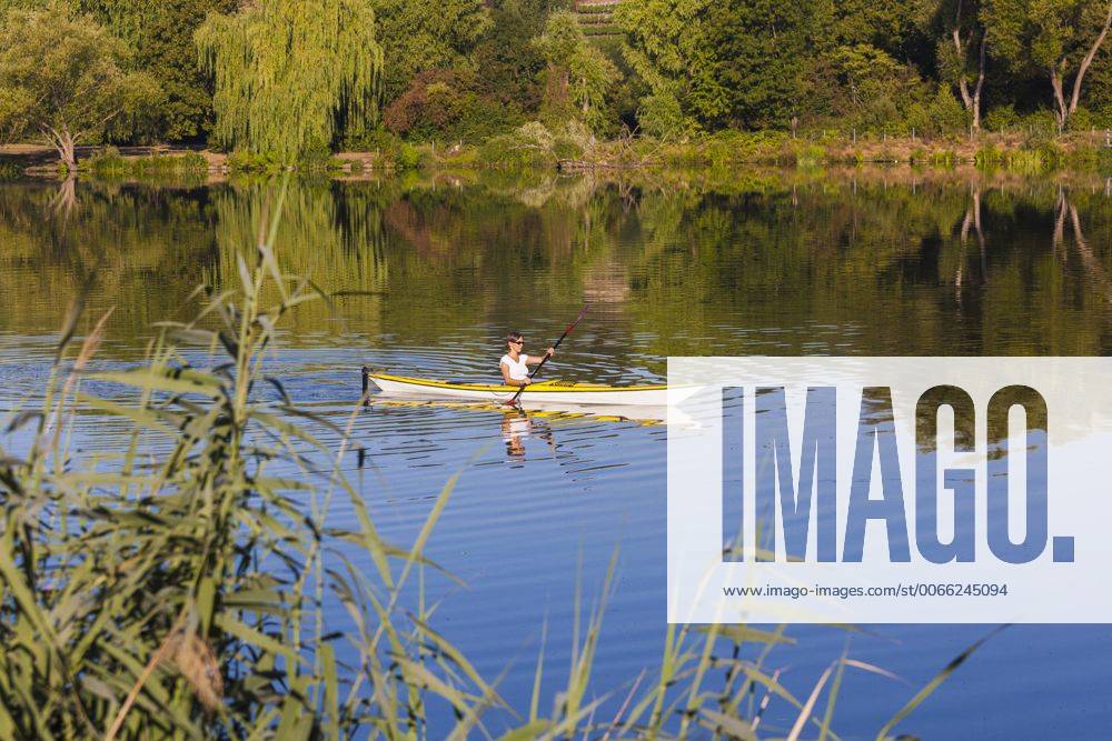 Germany, Stuttgart, woman kayaking on Max-Eyth-See model released Symbolfoto property released WDF003242