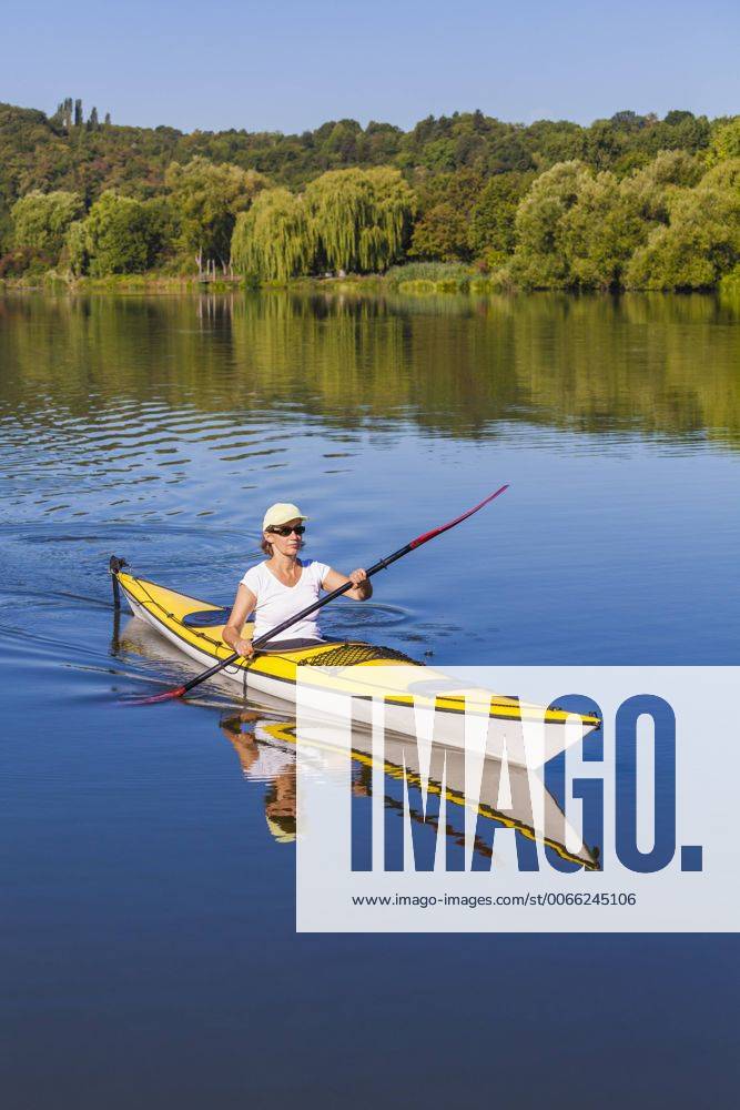 Germany, Stuttgart, woman kayaking on Max-Eyth-See model released Symbolfoto property released WDF003249