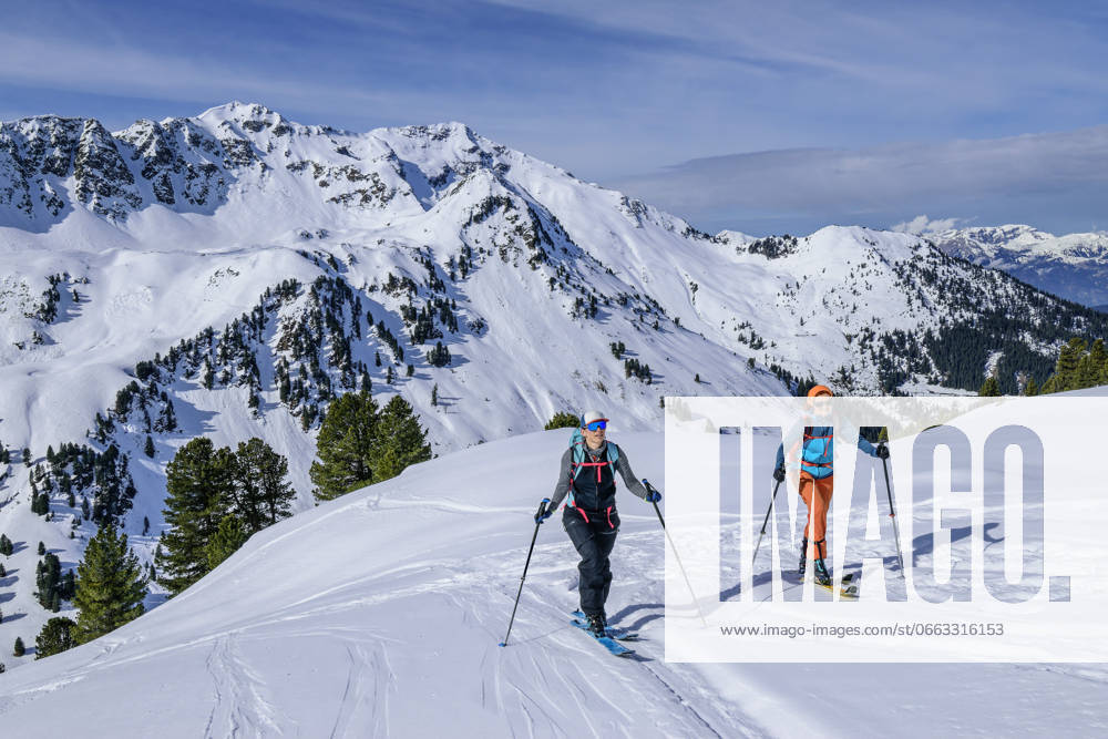 Female friends back country skiing at Gressenstein on sunny day, Inneralpbach, Kitzbuehel Alps, Tyrol, Austria model released, Symbolfoto, ANSF00948