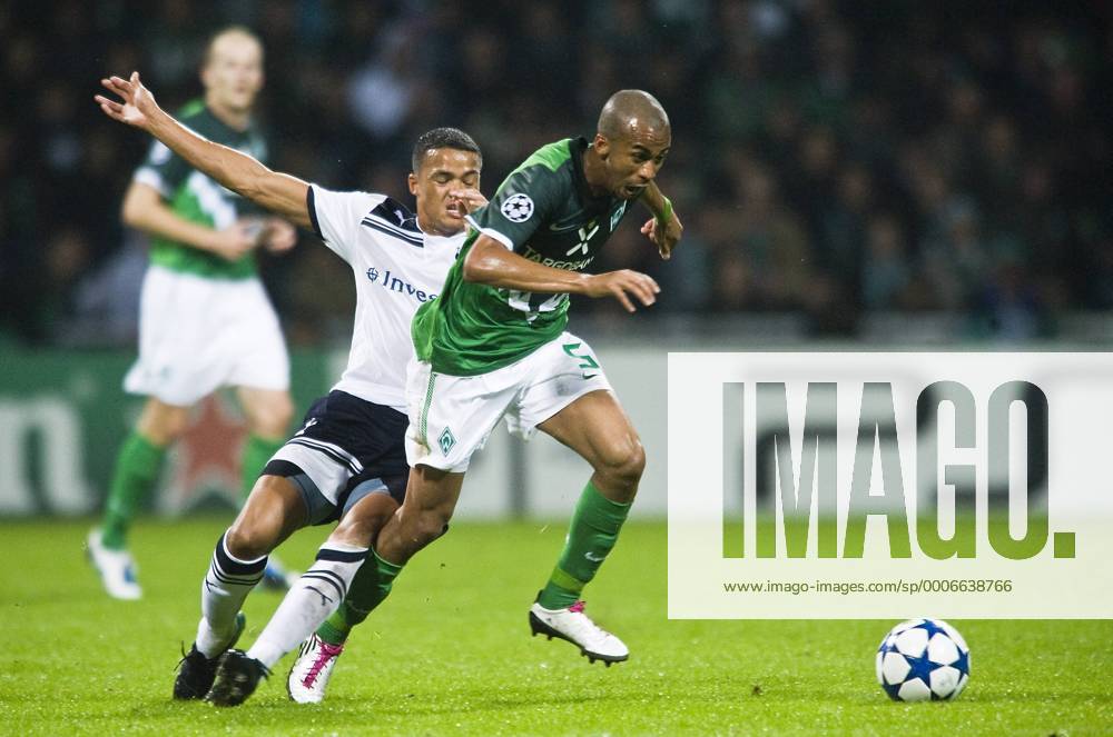 Petri PASANEN r. (Bremen) im Zweikampf gegen Jermaine JENAS (Tottenham), Aktion, Fussball Champions League, Vorrunde 1. Spieltag, Werder Bremen (grün) - Tottenham Hotspur (weiß)) 2:2, am 14.09.2010 in Bremen, Saison1011