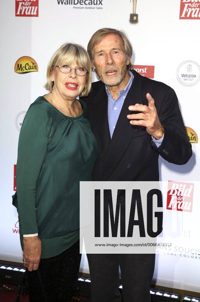 Horst Janson mit Ehefrau Helgardt Hella Ruthardt bei der Verleihung der Goldenen Bild der Frau 2015 im Stage Operettenhaus. Hamburg, 29.10.2015 Foto:xS.xGabschx xFuturexImage