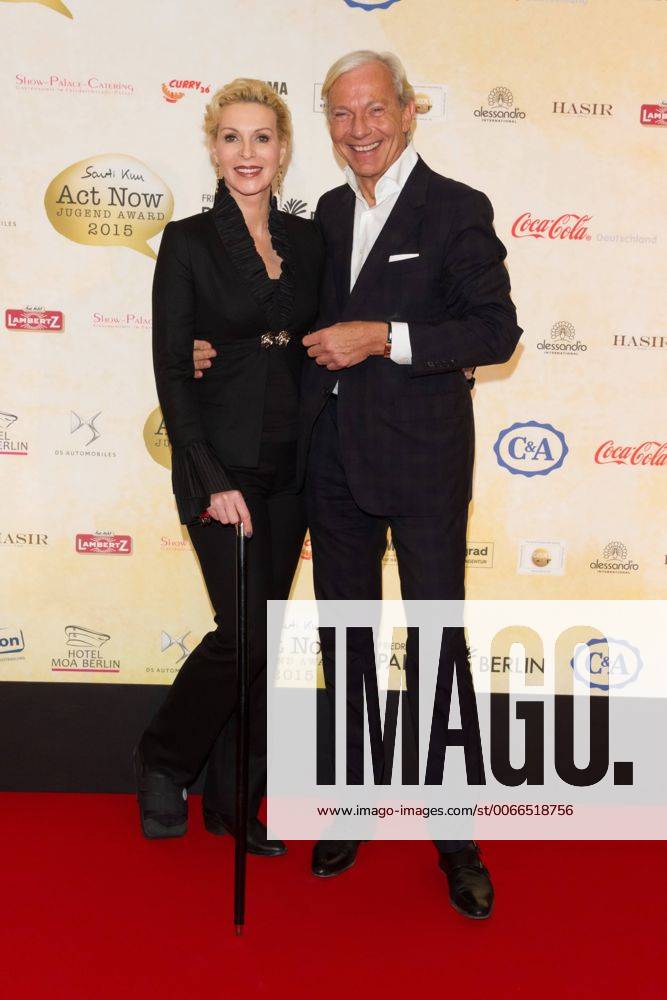 Grit Weiss und Prof.Dr. Jo Groebel - Verleihung des Act Now Jugend Award im Friedrichstadt-Palast Berlin am 02.11.2015. Verleihung Act Now Jugend Award