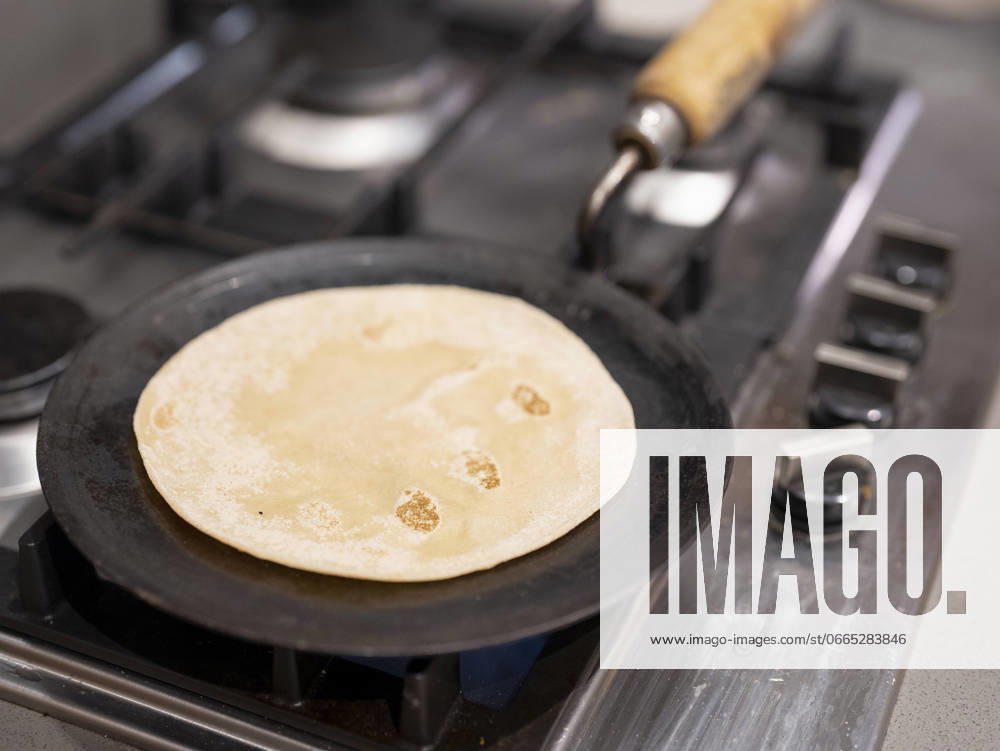 IMAGO Creative, Food, Brot, Naan Close-up of naan bread on frying pan model released