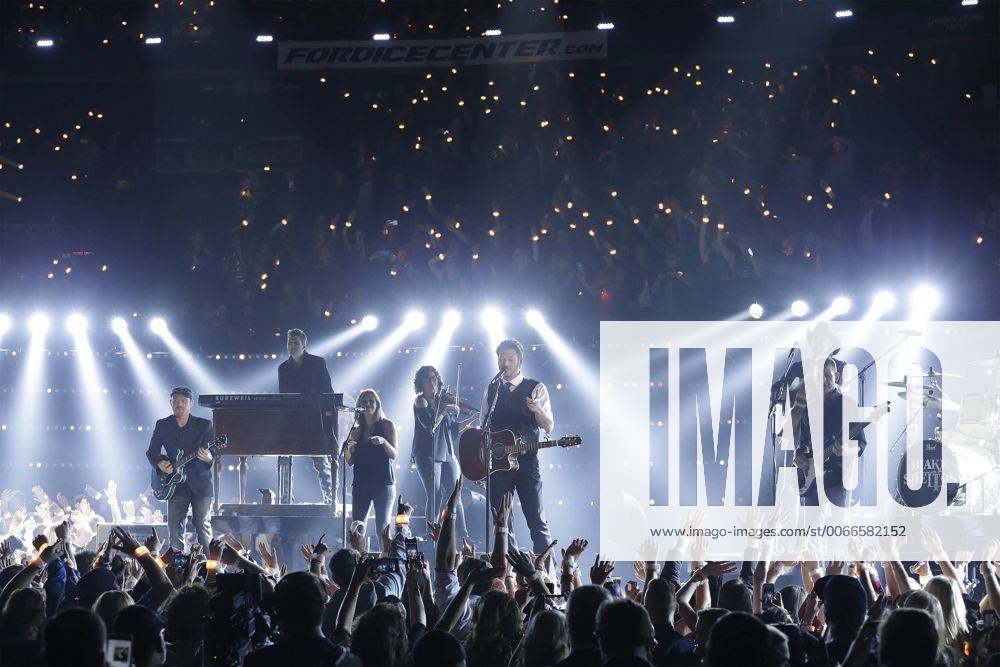 Blake Shelton performs at the 49th Annual CMA Awards in Nashville, TN on November 4, 2015 NAS20151104759 JOHNxANGELILLO