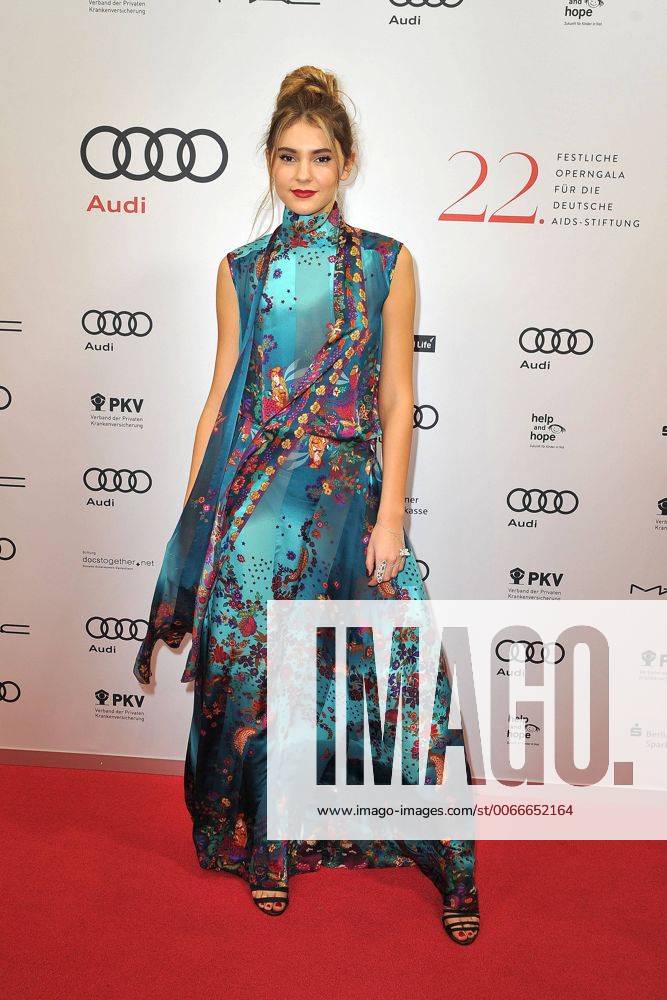 Stefanie Giesinger bei der Festlichen Operngala am 7.11.2015 in Berlin 22. Festliche Opergala in Berlin, 2015