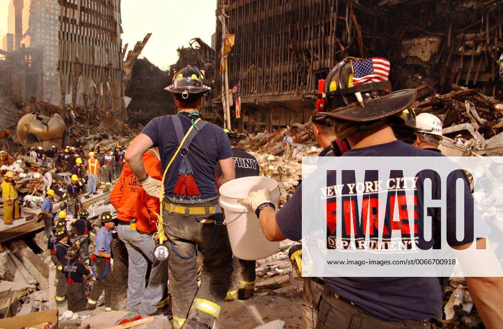 IMAGO History, Anschläge vom 11. September aus New York und Washington D.C 20 Jahre Anschläge vom 11. September: World Trade Center Sept. 17, 2001 - New York, NY, United States of America - Urban Search and Rescue continue recovery of victims amongst the wreckage of the World Trade Center in the aftermath of a massive terrorist attack which destroyed the twin towers killing 2,606 people September 19, 2001 in New York, NY. New York United States of America - ZUMAp138