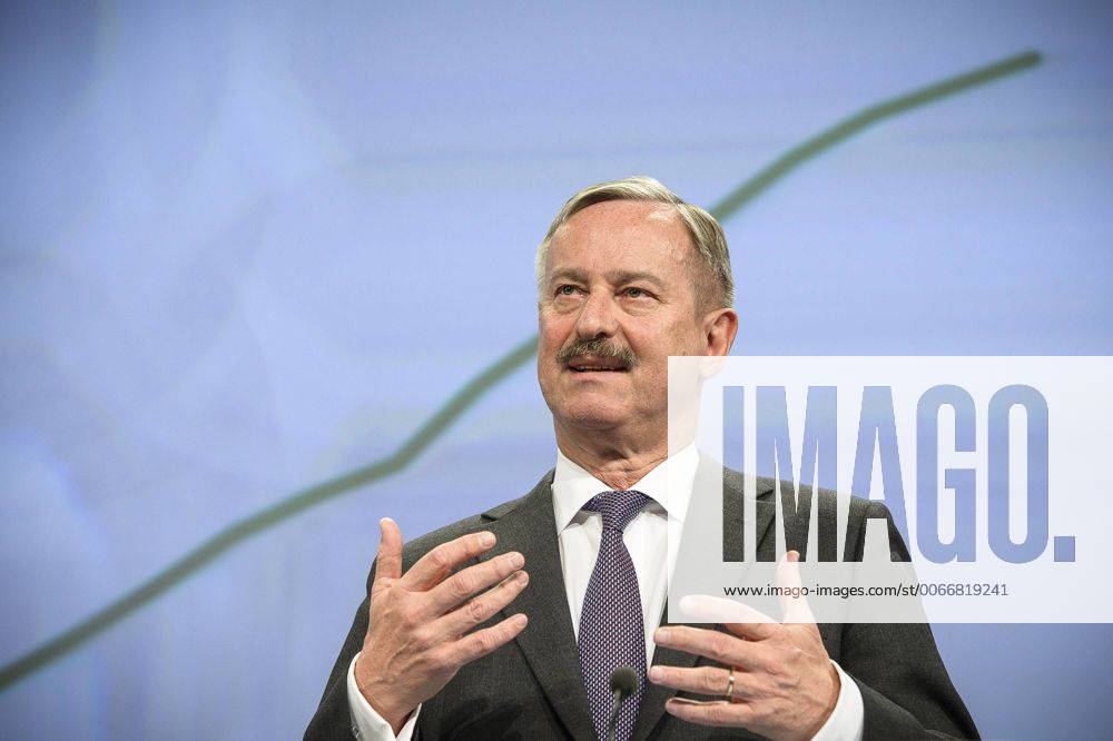 Brussels, Bxl, Belgium - Vice-President of European Commission Siim Kallas, acting Vice-President for Economic and Monetary Affairs presents Spring economic forecast during press conference at European Commission headquarters in Brussels, Belgium on 05.05.2014 by Wiktor Dabkowski - ZUMAw80