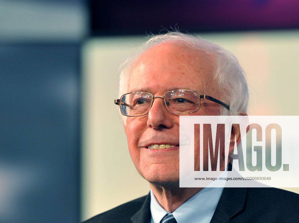 Democratic Presidential hopeful Bernie Sanders takes part in a photo opportunity prior with to the second Democratic Presidential debate at Drake University in Des Moines, Iowa on November 14, 2015. DES20151114226 STEVExPOPE USA: 2. TV-Debatte der Präsidentschaftskandidaten der Demokraten
