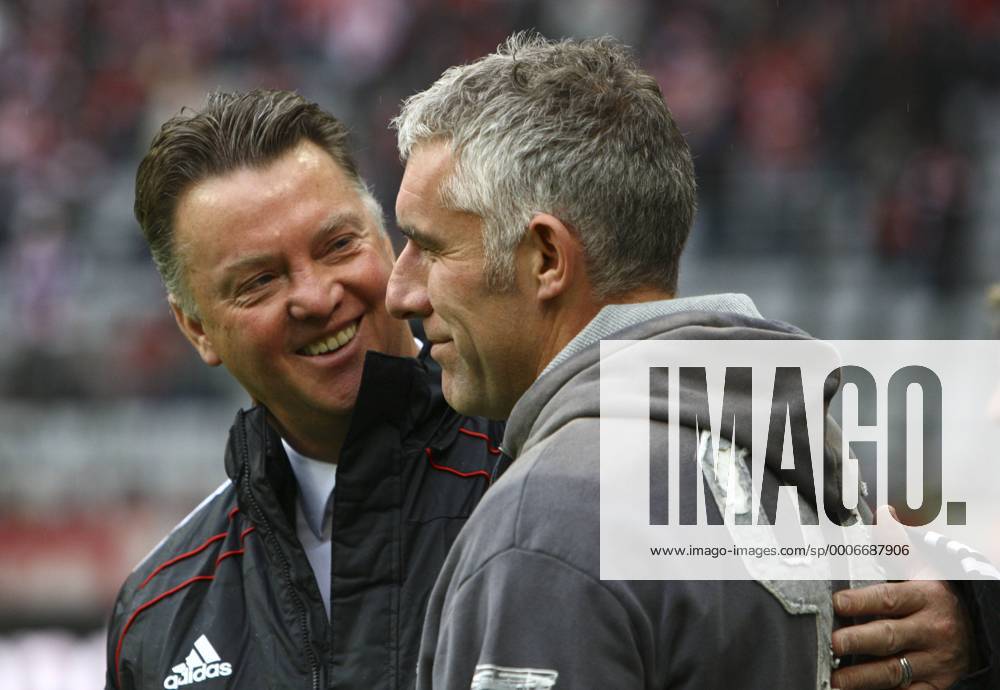 Trainer Louis Van Gaal (FC Bayern München, li.) umarmt und Trainer Mirko SLOMKA (Hannover). Fussball 1. Bundesliga, 16.10.2010, FC BAYERN MÜNCHEN - HANNOVER 96 3:0, Saison 2010 2011.