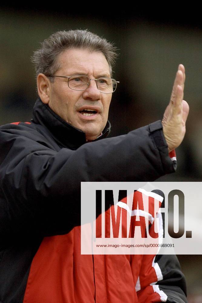 Trainer Eberhard Vogel (Dresden) gibt Anweisungen Fußball Herren Regionalliga Nord 2002 2003, Aue - Dresdner SC 3:0, DSC, 3. Liga Einzelbild Erzgebirgsstadion Aue
