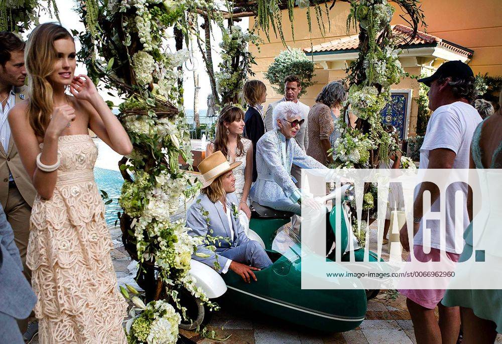 IMAGO ICONS: Iris Apfel Aug. 21, 2014 - Manalapan, Florida, U.S. - Fashion icon and former interior designer Iris Apfel, 93, center, sits on a Vespa during a photo shoot for a new advertising campaign at Eau Spa Palm Beach on Tuesday, August 19, 2014 in Manalapan. - ZUMAp77