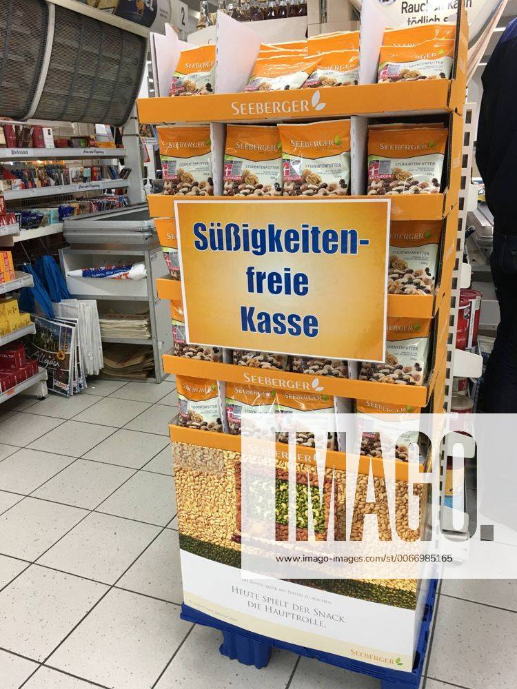 Süßigkeitenfreie Kasse in einem Verbrauchermarkt in Kaufbeuren im Allgäu. Damit Eltern mit Kindern in Ruhe einkaufen können. 19.11.2015, Süßigkeiten freie Kasse 19.11.2015, Süßigkeiten freie Kasse