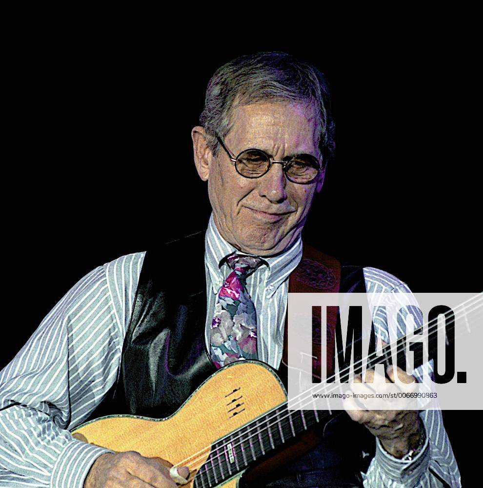 Washington, District of Columbia, United States of America - Washington, DC. 3-21-1992.Guitartist Chet Atkins with the Flecktones live during the 50th anniversary show from the studios of Voice of America..Credit: Washington United States of America - ZUMAr142