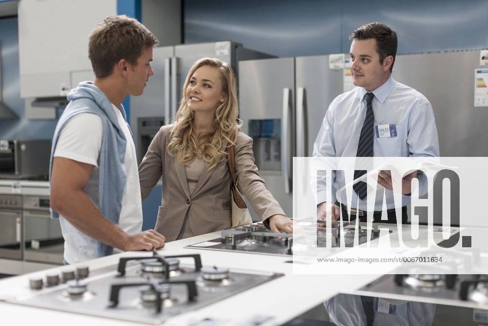 Model Released: Beratung im Elektronikfachgeschäft Shop assistant talking to young couple shopping kitchen equipment model released Symbolfoto property released ZEF007058