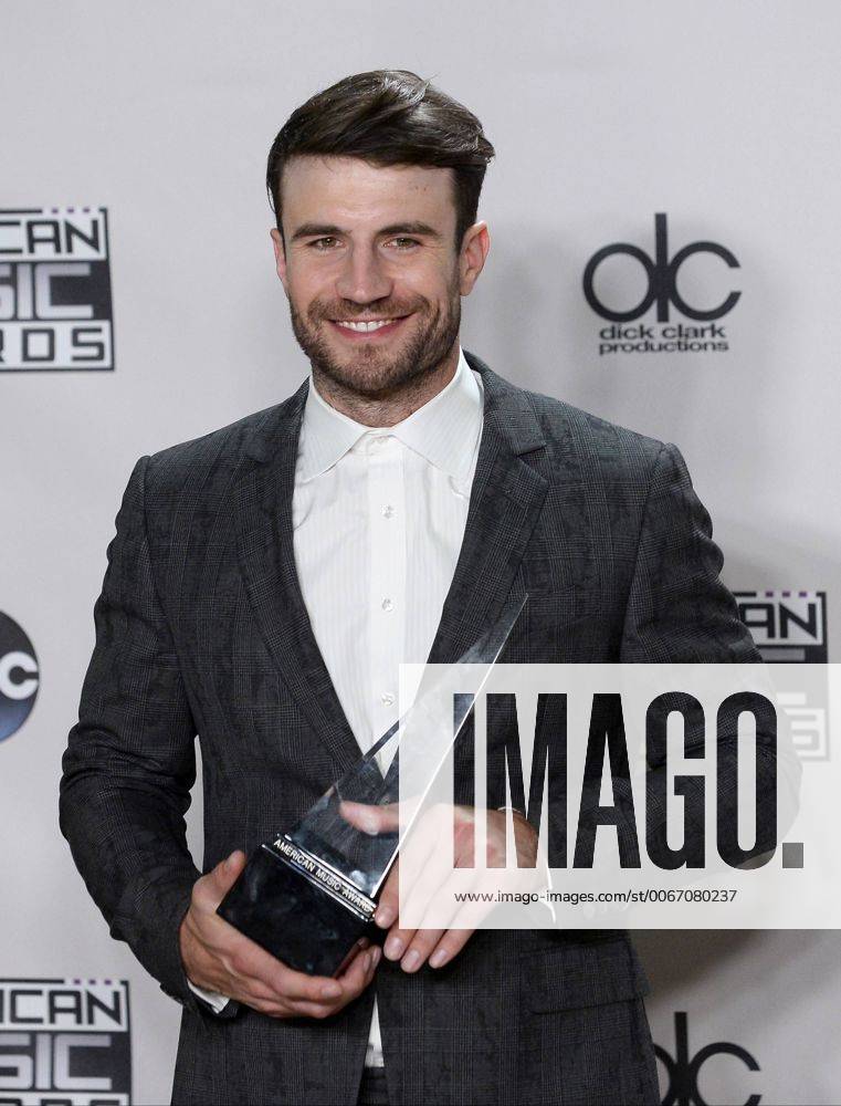 Recording artist Sam Hunt, winner of New Artist of the Year, backstage during the 43rd annual American Music Awards held at Microsoft Theater in Los Angeles on November 22, 2015. LAP20151122377 JIMxRUYMEN
