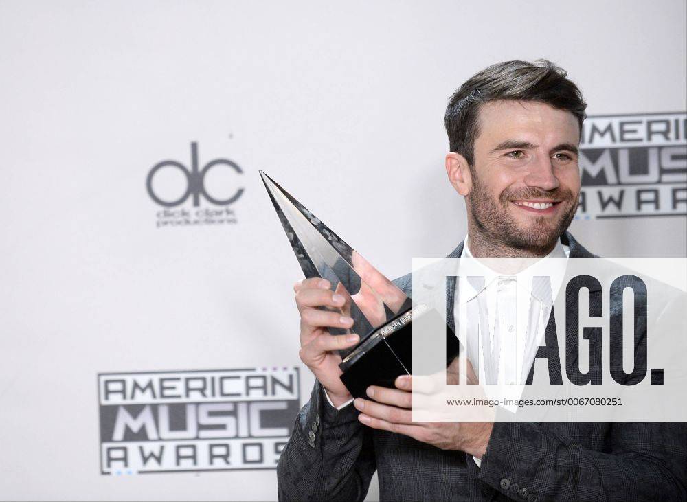 Recording artist Sam Hunt, winner of New Artist of the Year, backstage during the 43rd annual American Music Awards held at Microsoft Theater in Los Angeles on November 22, 2015. LAP20151122382 JIMxRUYMEN