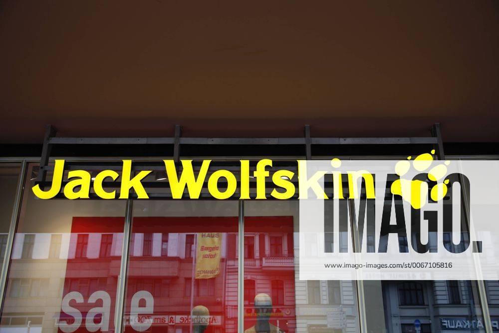 Jack Wolfskin Firmenlogo an Filiale Jack Wolfskin Firmenlogo an Filiale