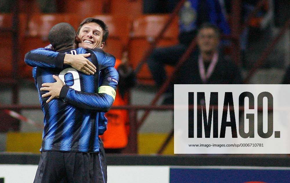Inter Mailand vs. Tottenham Hotspur - Champions League - Torjubel Zavier Zanetti (R) und Samuel Etoo (Inter) -
