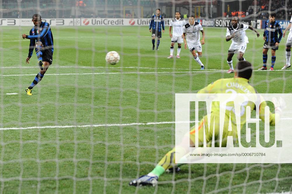 Inter Mailand vs. Tottenham Hotspur - Champions League - v.li.: Tor durch Samuel Eto o (Inter, L) gegen Carlo Cudicini (Tottenham) -