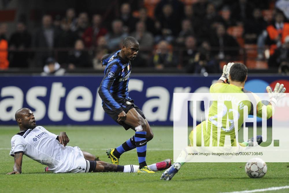 Inter Mailand (blau schwarz) vs Tottenham Hotspur (weiß) --- Tor Samuel Eto o (Inter), li. William Gallas