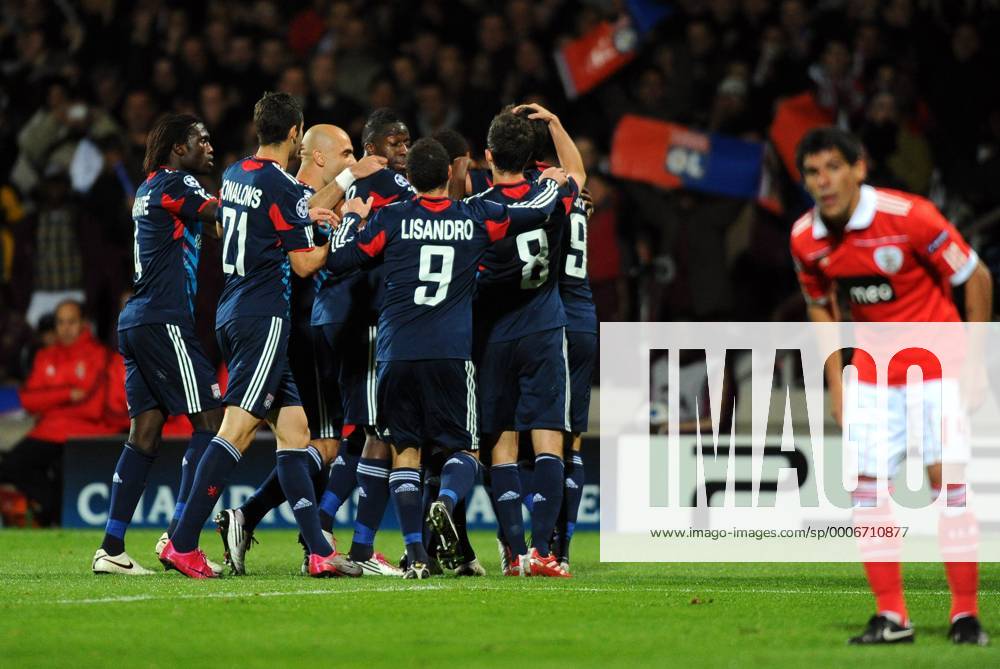 OLYMPIQUE LYON vs. SL BENFICA LISSABON 2:0 - Champions League - Pape Diakhate (Lyon, L) jubelt mit seinen Mitspielern - xAnthonyBibardxFEPx