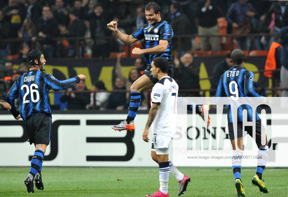 Dejan Stankovic (Inter, 2.R) celebrates his 3:0 with Cristian Chivu (Inter, L) - Inter Mailand vs. Tottenham Hotspur - Champions League - 20.10.2010 - giorgioxperottino