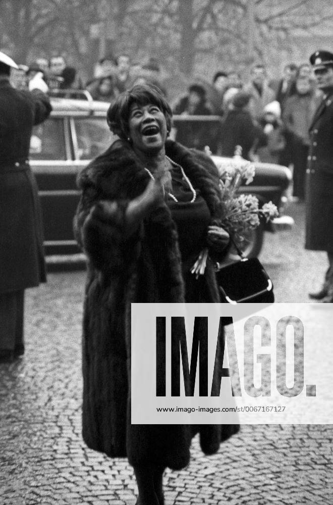 IMAGO ICONS: Ella Fitzgerald Ankunft der Stars zur Bambi Preisverleihung im Herkules Saal der Münchner Residenz am 22. Januar 1967: Ella Fitzgerald. 24s36swNeg103