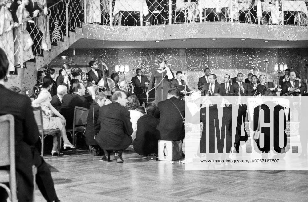 IMAGO ICONS: Ella Fitzgerald Auf dem Burda Ball Bal Pare in München am 21. Januar 1967: Ella Fitzgerald singt. 24x36swNeg109