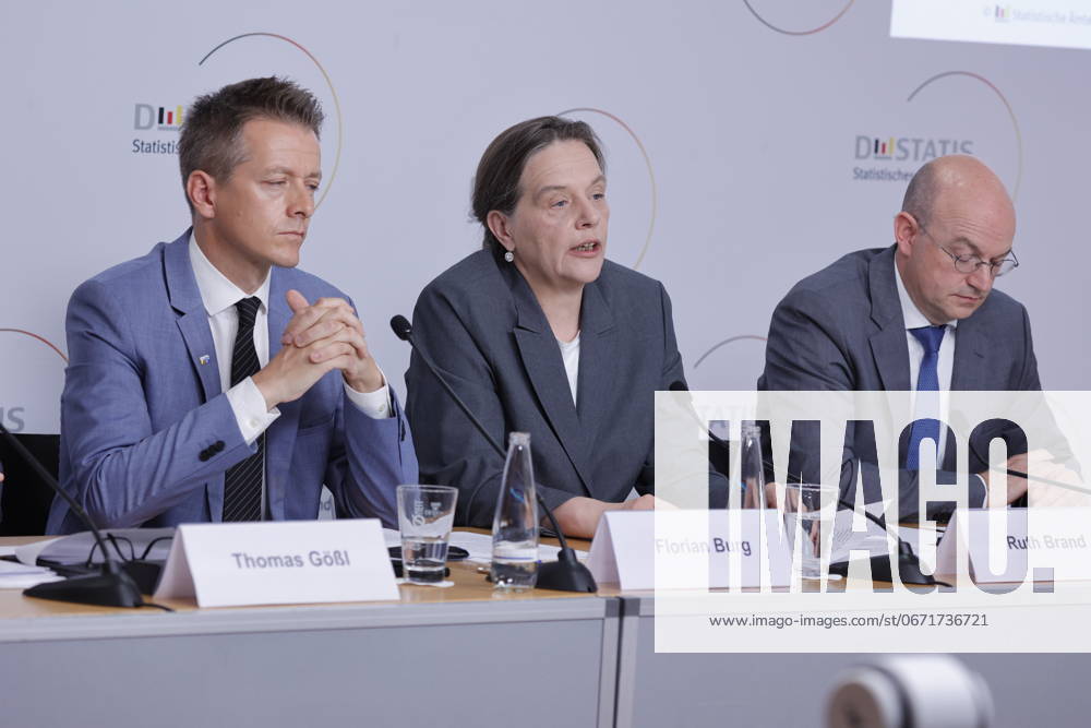 Florian Burg, Press Spokesman, Dr Ruth Brand, President of the Federal Statistical Office , Stefan Dittrich Federal Statistical Office, Germany, Berlin, Federal Press Conference, Topic Federal Statistical Office, Census 2022 Start of publication of results