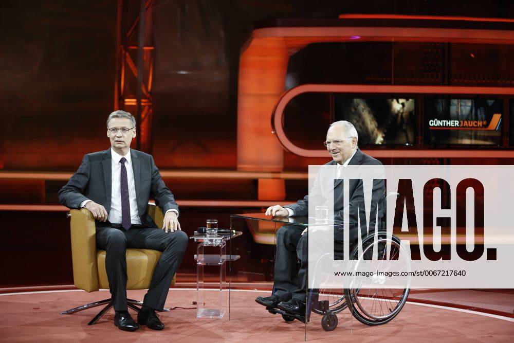 Berlin, Deutschland, GER, ARD Talkshow Günther Jauch, Thema in der heutigen Sendung: Am Ende eines Krisenjahres – Bundesfinanzminister Wolfgang Schäuble (CDU) zu Gast. Foto: (l.) Günther Jauch, (r.) Wolfgang Schäuble