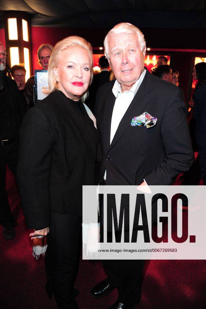 Deutscher Musical Theater Preis 2015 Angelika Milster, Saengerin, Prof. Peter Weck, Autor Deutscher Musical Theaterpreis Verleihung im TIPI in Berlin, roter Teppich am 26.10.2015