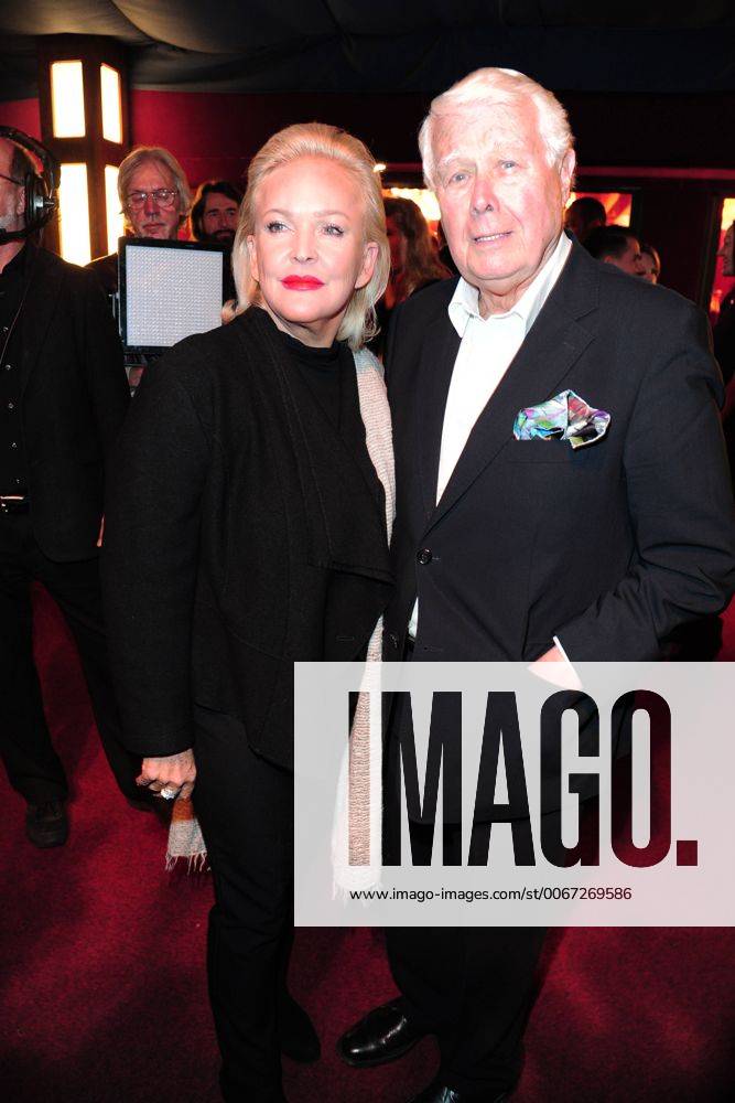 Deutscher Musical Theater Preis 2015 Angelika Milster, Saengerin, Prof. Peter Weck, Autor Deutscher Musical Theaterpreis Verleihung im TIPI in Berlin, roter Teppich am 26.10.2015