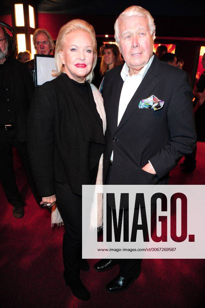 Deutscher Musical Theater Preis 2015 Angelika Milster, Saengerin, Prof. Peter Weck, Autor Deutscher Musical Theaterpreis Verleihung im TIPI in Berlin, roter Teppich am 26.10.2015