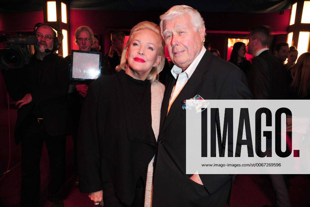 Deutscher Musical Theater Preis 2015 Angelika Milster, Prof. Peter Weck Deutscher Musical Theaterpreis Verleihung im TIPI in Berlin, roter Teppich am 26.10.2015