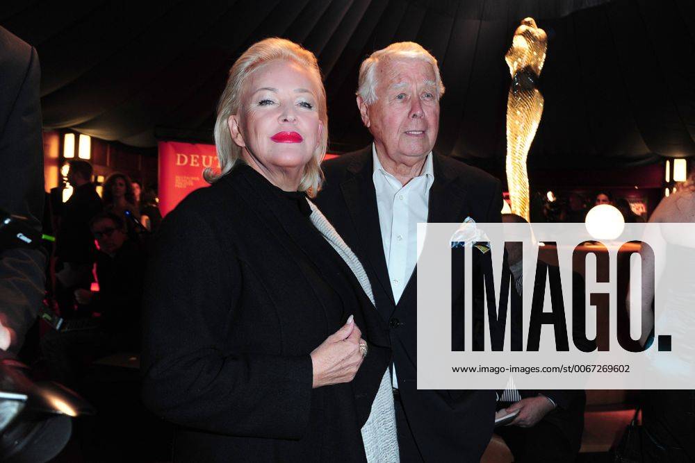 Deutscher Musical Theater Preis 2015 Angelika Milster, Prof. Peter Weck Deutscher Musical Theaterpreis Verleihung im TIPI in Berlin, roter Teppich am 26.10.2015