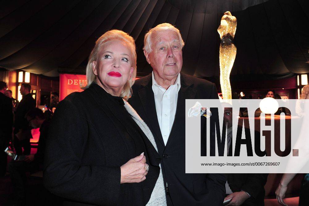 Deutscher Musical Theater Preis 2015 Angelika Milster, Prof. Peter Weck Deutscher Musical Theaterpreis Verleihung im TIPI in Berlin, roter Teppich am 26.10.2015