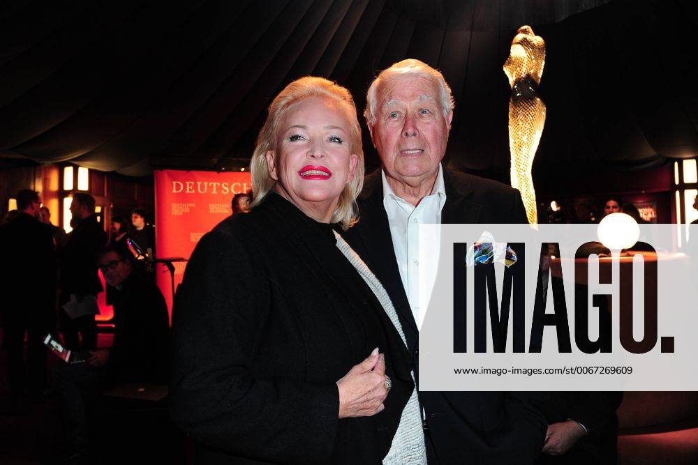 Deutscher Musical Theater Preis 2015 Angelika Mislter, Saengerin, Prof. Peter Weck, Autor Deutscher Musical Theaterpreis Verleihung im TIPI in Berlin, roter Teppich am 26.10.2015