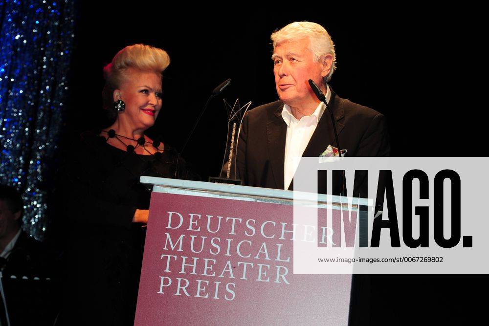 Deutscher Musical Theater Preis 2015 Angelika Milster, Saengerin, Prof. Peter Weck, Autor Deutscher Musical Theaterpreis Verleihung im TIPI in Berlin, roter Teppich am 26.10.2015