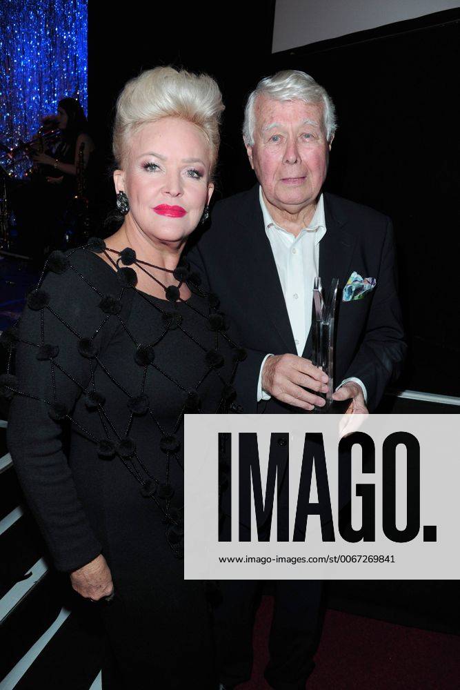 Deutscher Musical Theater Preis 2015 Angelika Milster, Saengerin, Prof. Peter Weck, Autor Deutscher Musical Theaterpreis Verleihung im TIPI in Berlin, roter Teppich am 26.10.2015