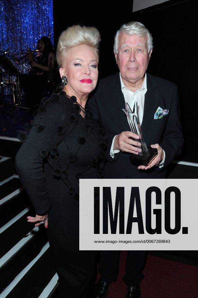 Deutscher Musical Theater Preis 2015 Angelika Milster, Saengerin, Prof. Peter Weck, Autor Deutscher Musical Theaterpreis Verleihung im TIPI in Berlin, roter Teppich am 26.10.2015