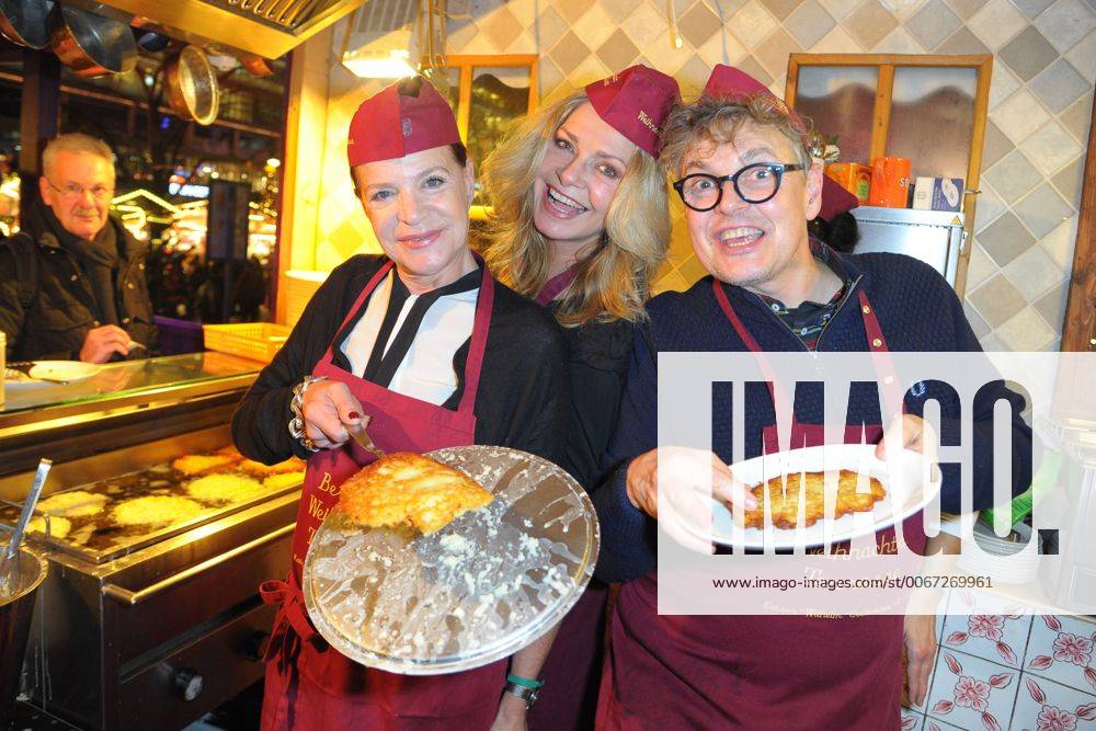 Kartoffelpuffer Spendenaktion Kinderherz Barbara Engel, Maren Gilzer, Rolf Scheider Promi-Bratkartoffelpuffer Aktion zugunsten der Stiftung KINDERHERZ in der Berliner Weihnachtsterasse an der Gedaechtniskirche in Berlin am 23.11.2015