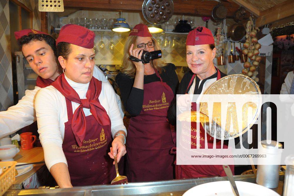 Kartoffelpuffer Spendenaktion Kinderherz Barbara Engel, Maren Gilzer Promi-Bratkartoffelpuffer Aktion zugunsten der Stiftung KINDERHERZ in der Berliner Weihnachtsterasse an der Gedaechtniskirche in Berlin am 23.11.2015