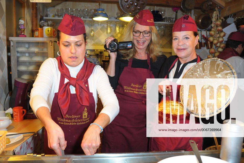 Kartoffelpuffer Spendenaktion Kinderherz Barbara Engel, Maren Gilzer Promi-Bratkartoffelpuffer Aktion zugunsten der Stiftung KINDERHERZ in der Berliner Weihnachtsterasse an der Gedaechtniskirche in Berlin am 23.11.2015