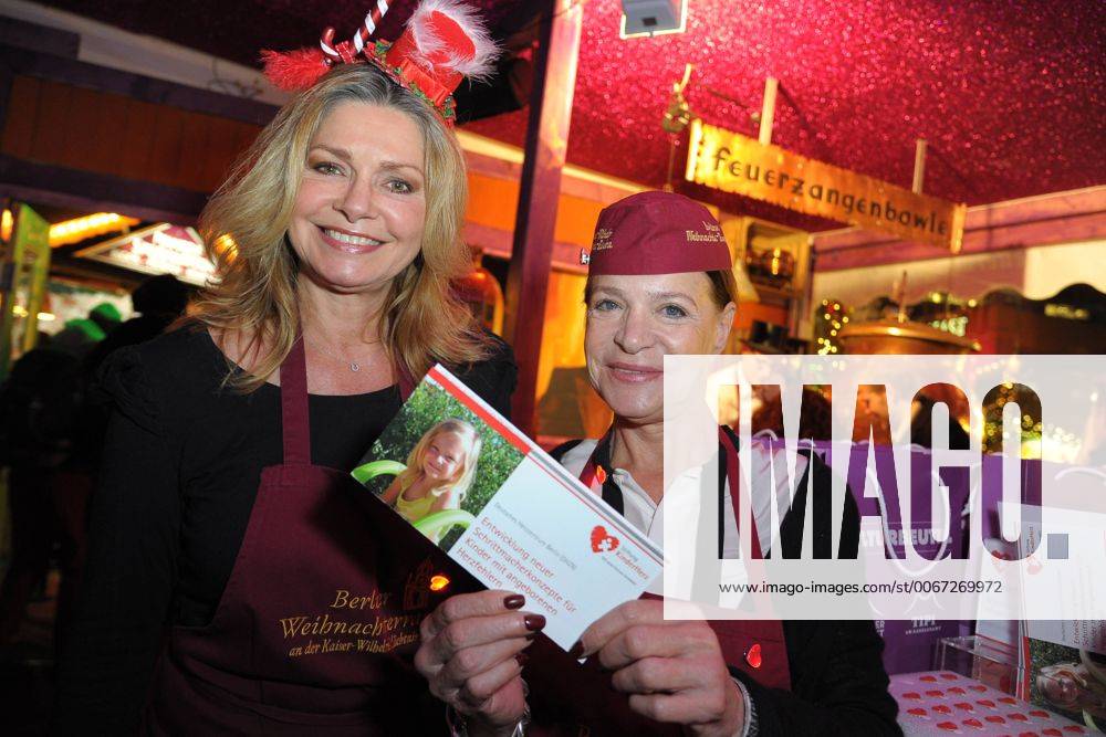 Kartoffelpuffer Spendenaktion Kinderherz Barbara Engel, Maren Gilzer, Promi-Bratkartoffelpuffer Aktion zugunsten der Stiftung KINDERHERZ in der Berliner Weihnachtsterasse an der Gedaechtniskirche in Berlin am 23.11.2015