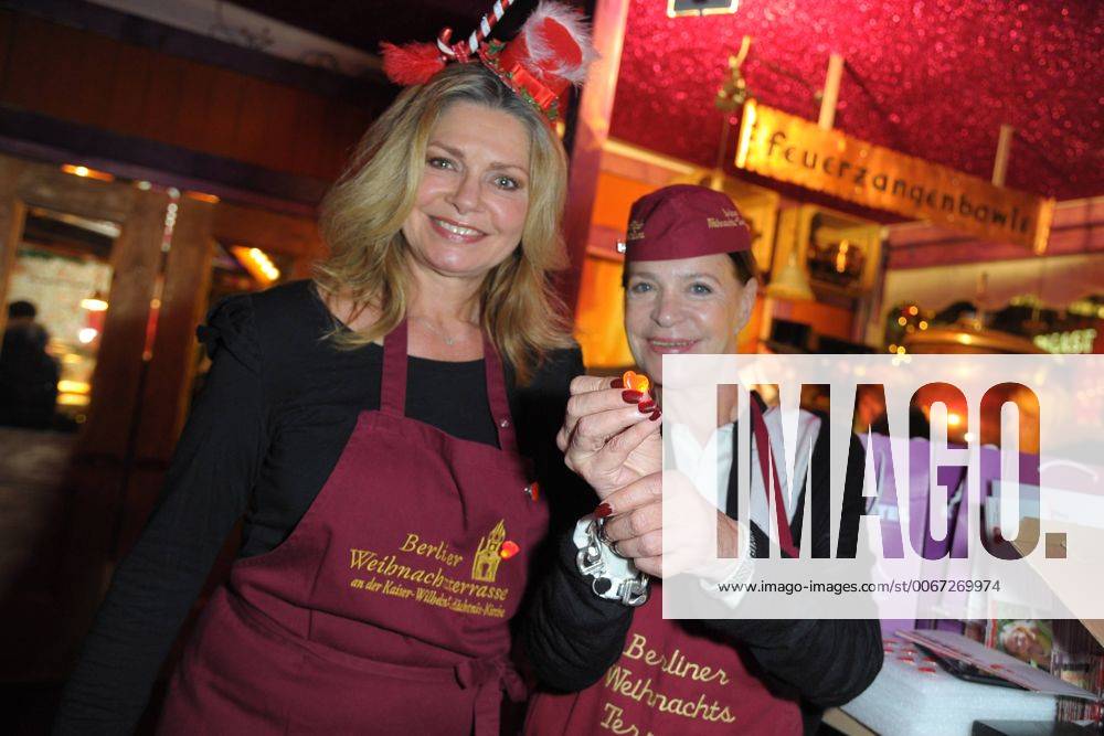Kartoffelpuffer Spendenaktion Kinderherz Barbara Engel, Maren Gilzer, Promi-Bratkartoffelpuffer Aktion zugunsten der Stiftung KINDERHERZ in der Berliner Weihnachtsterasse an der Gedaechtniskirche in Berlin am 23.11.2015