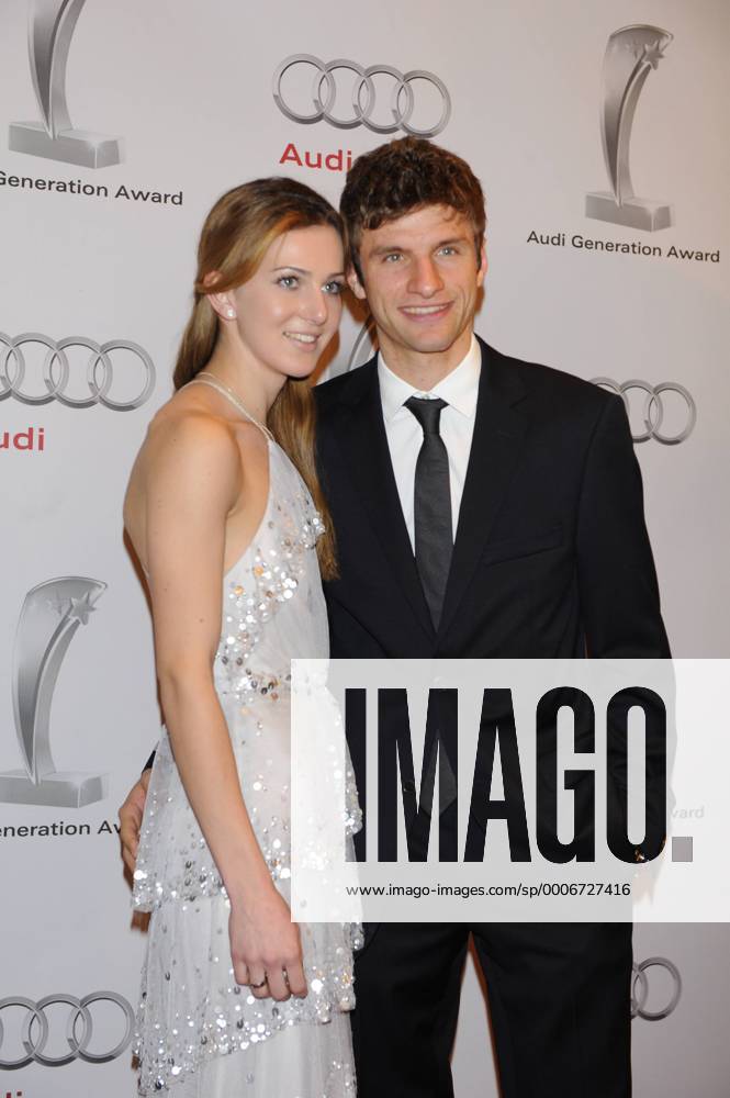 Thomas Müller (GER FC Bayern München) mit Ehefrau Lisa Audi Generation Award 2010 Preis, Auszeichung, Ehrung Hotel Bayerischer Hof München 23. Oktober 2010 o0 Fußball, Spielerfrau, Partnerin, Frau, Ehefrau,